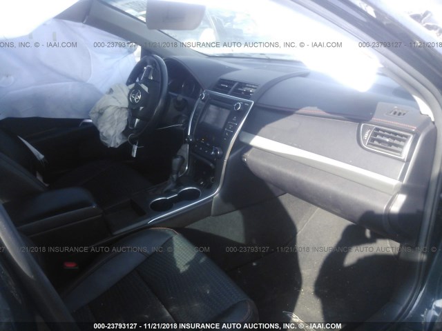 4T1BF1FK2FU965414 - 2015 TOYOTA CAMRY LE/XLE/SE/XSE BLACK photo 5