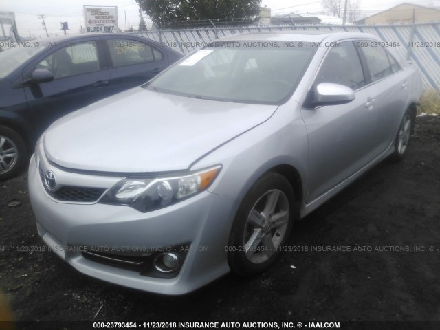 4T1BF1FK9DU671781 - 2013 TOYOTA CAMRY L/SE/LE/XLE Gümüş foto 2