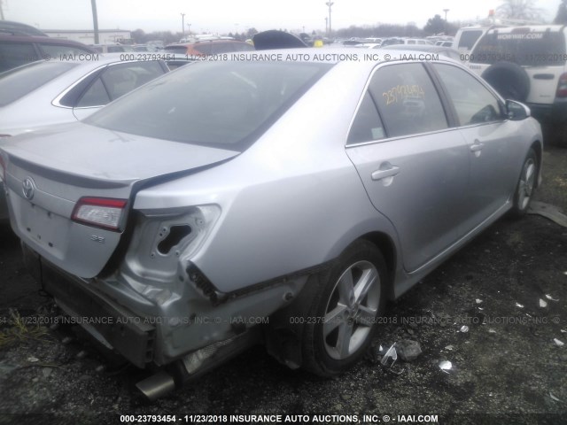 4T1BF1FK9DU671781 - 2013 TOYOTA CAMRY L/SE/LE/XLE Gümüş foto 4