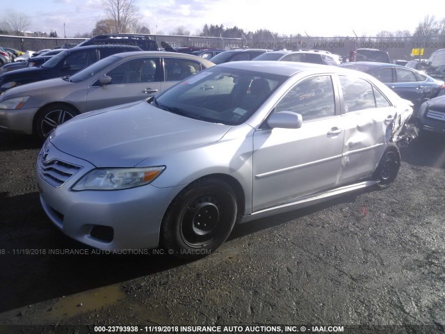 4T1BF3EK8AU068765 - 2010 TOYOTA CAMRY SE/LE/XLE SILVER photo 2