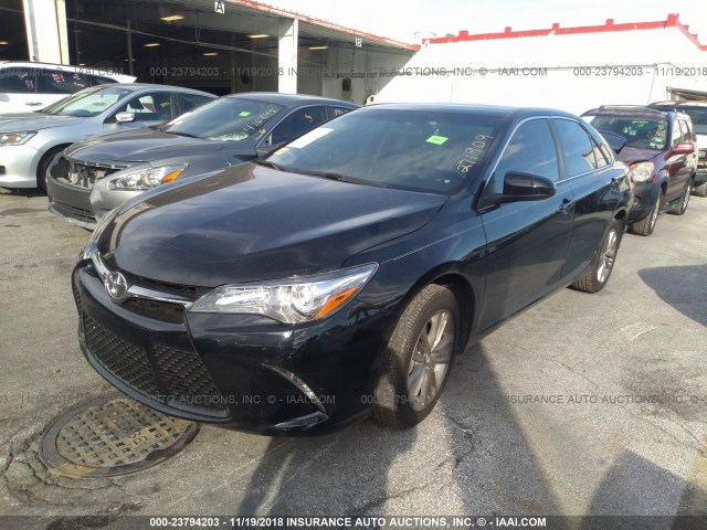 4T1BF1FK6HU271909 - 2017 TOYOTA CAMRY LE/XLE/SE/XSE BLACK photo 2