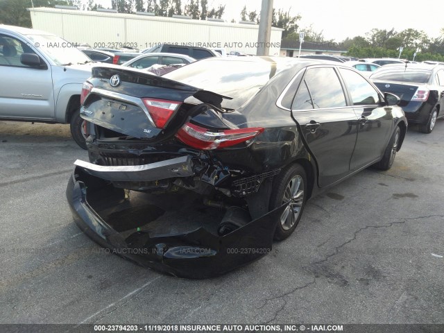 4T1BF1FK6HU271909 - 2017 TOYOTA CAMRY LE/XLE/SE/XSE BLACK photo 4