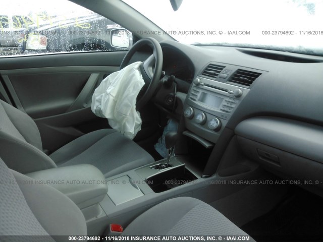 4T4BF3EK3BR203982 - 2011 TOYOTA CAMRY SE/LE/XLE 银色 照片 5