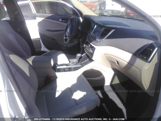 KM8J23A49JU618957 - 2018 HYUNDAI TUCSON SE WHITE photo 5