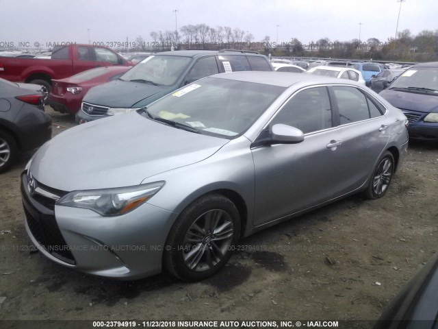 4T1BF1FK5HU416387 - 2017 TOYOTA CAMRY LE/XLE/SE/XSE GRAY photo 2