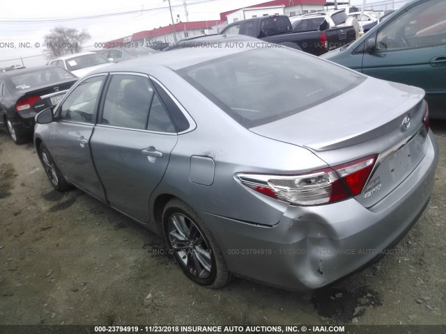 4T1BF1FK5HU416387 - 2017 TOYOTA CAMRY LE/XLE/SE/XSE GRAY photo 3