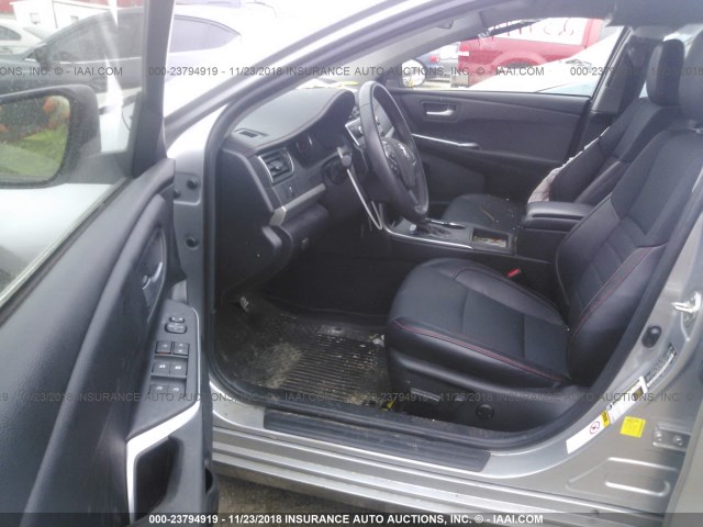 4T1BF1FK5HU416387 - 2017 TOYOTA CAMRY LE/XLE/SE/XSE GRAY photo 5