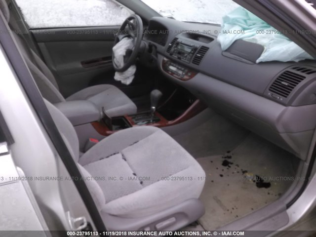 4T1BE32K03U182088 - 2003 TOYOTA CAMRY LE/XLE/SE SILVER photo 5