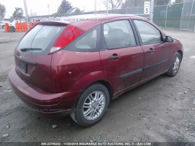 3FAFP37Z93R180388 - 2003 FORD FOCUS ZX5 RED photo 4