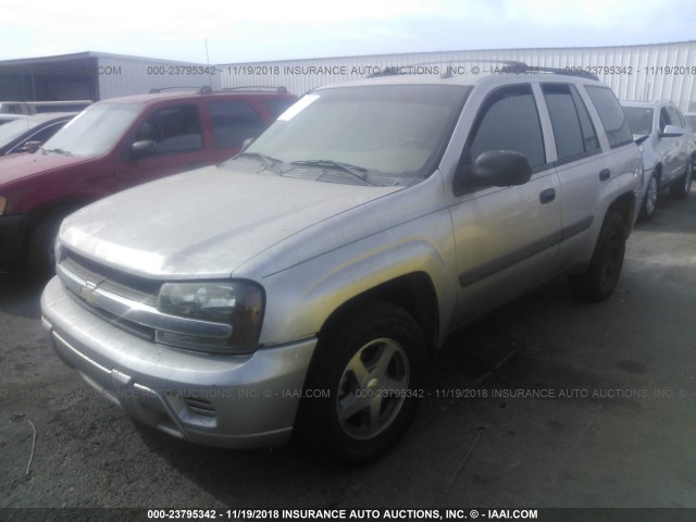 1GNDS13S052122052 - 2005 CHEVROLET TRAILBLAZER LS/LT SILVER photo 2