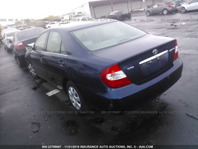 4T1BE32K82U543002 - 2002 TOYOTA CAMRY LE/XLE/SE BLUE photo 3