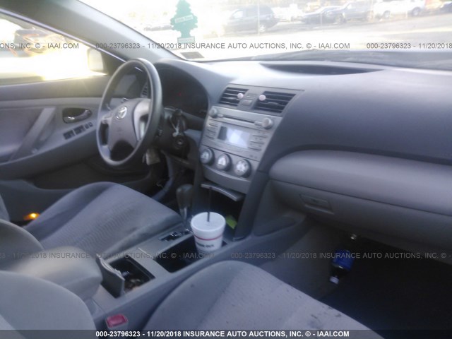 4T1BF3EK7AU031061 - 2010 TOYOTA CAMRY SE/LE/XLE 灰色 照片 5