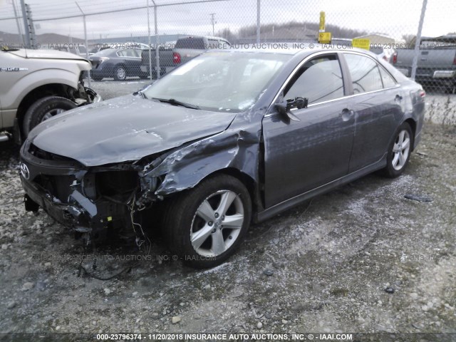 4T1BF3EK5BU605724 - 2011 TOYOTA CAMRY SE/LE/XLE GRAY photo 2