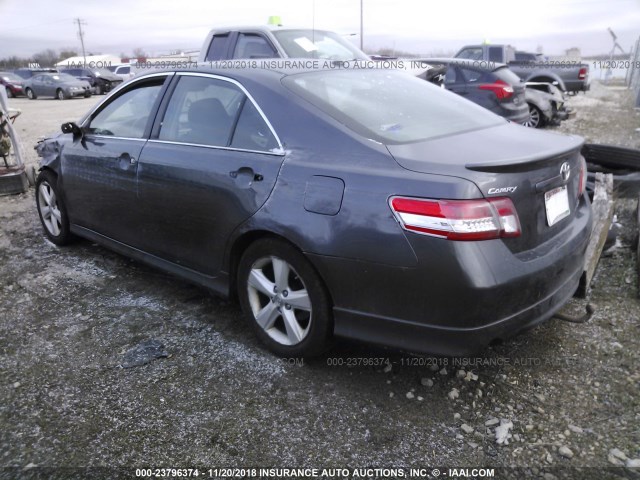 4T1BF3EK5BU605724 - 2011 TOYOTA CAMRY SE/LE/XLE GRAY photo 3