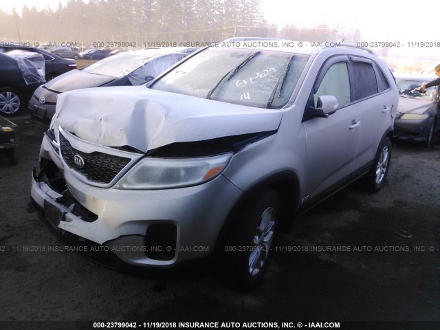 5XYKTDA71EG425618 - 2014 KIA SORENTO LX GRAY photo 2