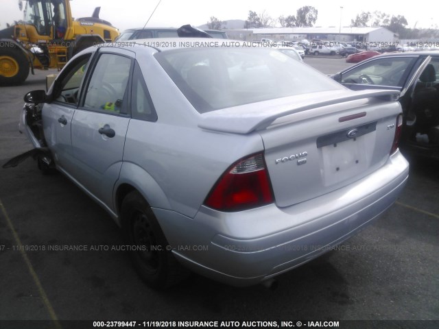 1FAFP34N26W183278 - 2006 FORD FOCUS ZX4 SILVER photo 3