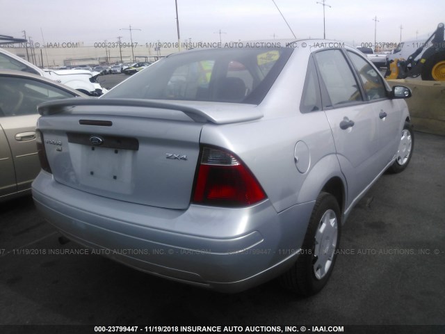 1FAFP34N26W183278 - 2006 FORD FOCUS ZX4 SILVER photo 4