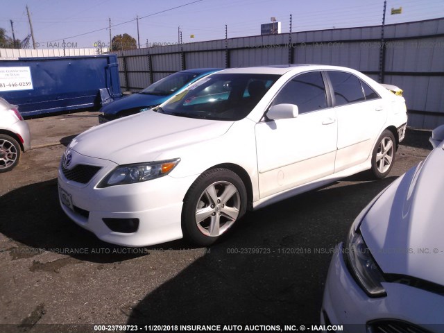 4T1BK3EK8BU622061 - 2011 TOYOTA CAMRY SE/LE/XLE 白色 照片 2