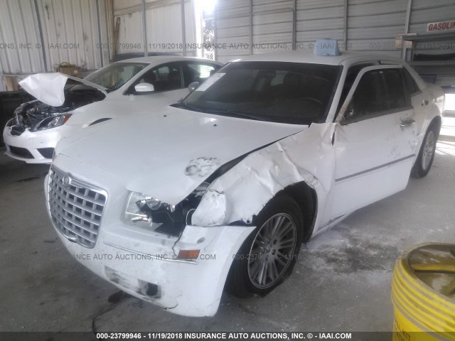 2C3CA5CV9AH327383 - 2010 CHRYSLER 300 TOURING WHITE photo 2