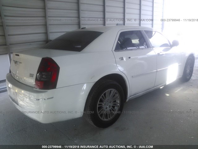 2C3CA5CV9AH327383 - 2010 CHRYSLER 300 TOURING WHITE photo 4