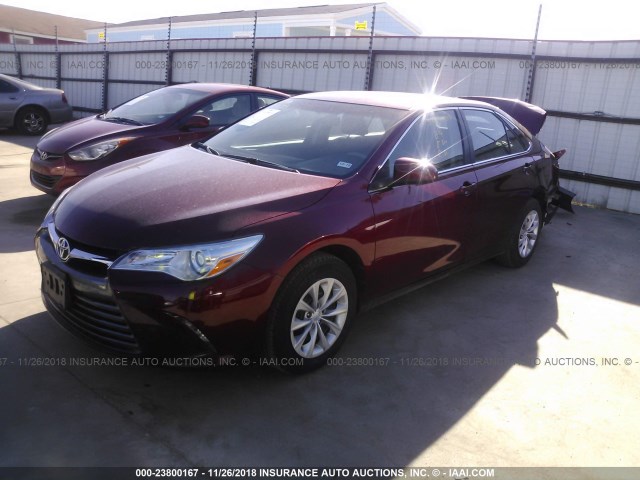 4T1BF1FK0HU711753 - 2017 TOYOTA CAMRY LE/XLE/SE/XSE RED photo 2