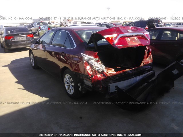 4T1BF1FK0HU711753 - 2017 TOYOTA CAMRY LE/XLE/SE/XSE RED photo 3