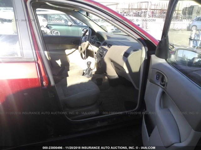 1FAFP34N35W285168 - 2005 FORD FOCUS ZX4 RED photo 5