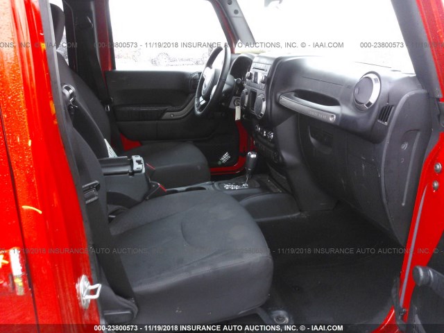 1C4BJWDG2HL504852 - 2017 JEEP WRANGLER UNLIMITE SPORT RED photo 5