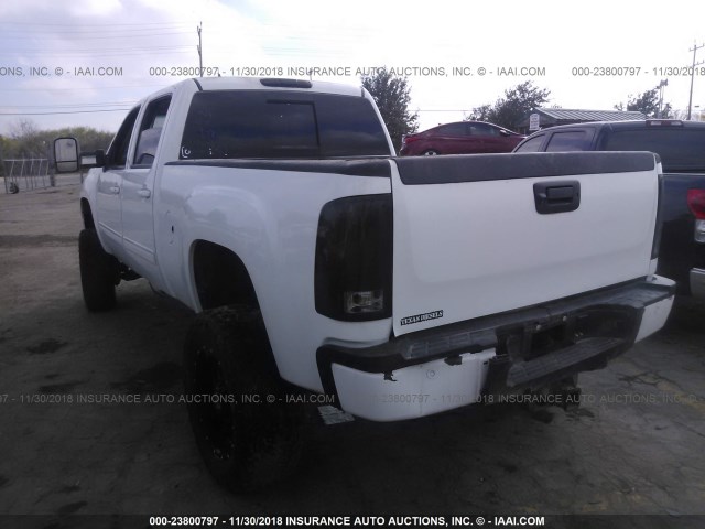 1GT121E89CF185976 - 2012 GMC SIERRA K2500 SLT WHITE photo 3