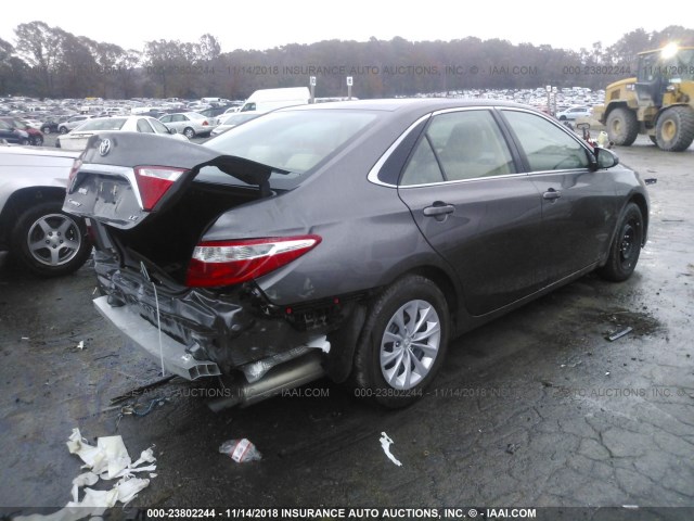 4T1BF1FK9HU783471 - 2017 TOYOTA CAMRY LE/XLE/SE/XSE GRAY photo 4