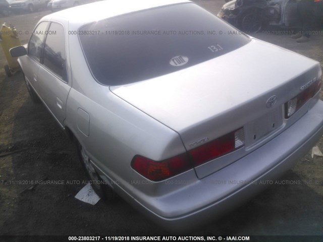 JT2BG22K4Y0507213 - 2000 TOYOTA CAMRY CE/LE/XLE SILVER photo 3