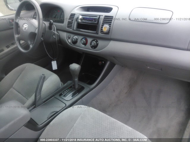 4T1BE32K04U359997 - 2004 TOYOTA CAMRY LE/XLE/SE BLACK photo 5