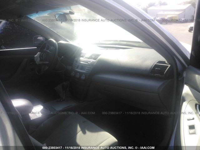 4T4BF3EK9BR136580 - 2011 TOYOTA CAMRY SE/LE/XLE 银色 照片 5