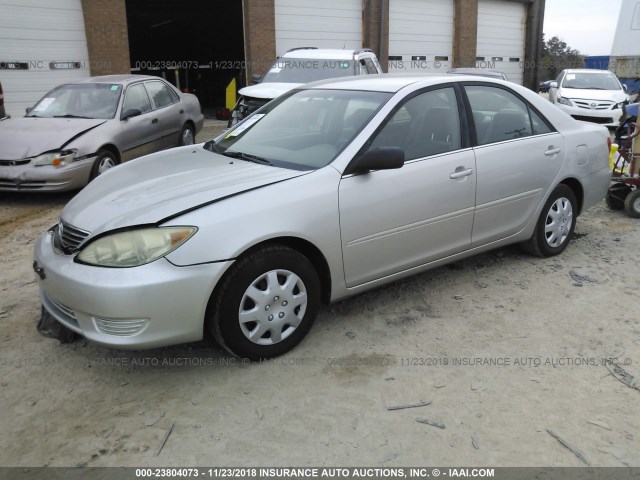 4T1BE32K55U990133 - 2005 TOYOTA CAMRY LE/XLE/SE SILVER photo 2