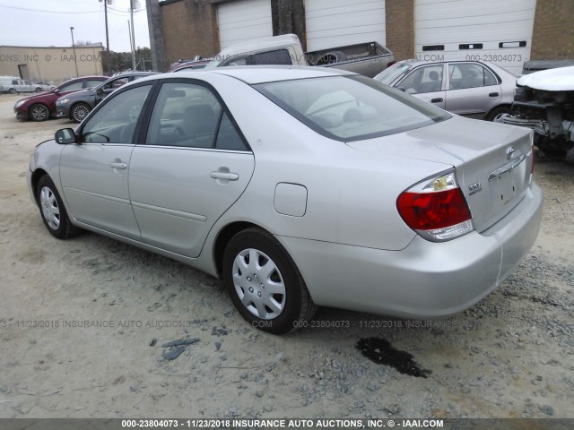 4T1BE32K55U990133 - 2005 TOYOTA CAMRY LE/XLE/SE SILVER photo 3