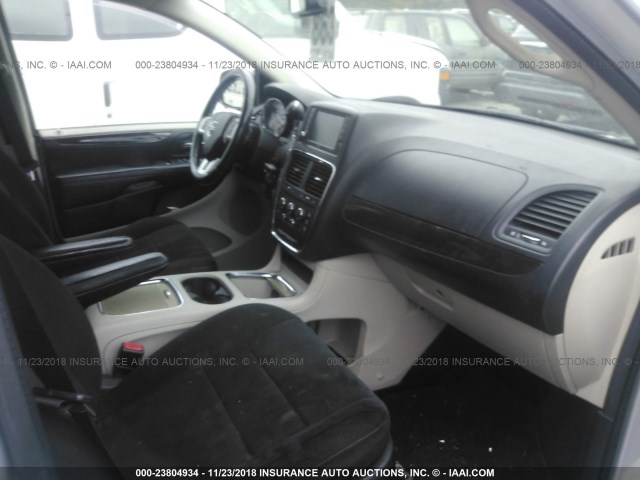 2C4RDGCG0CR114488 - 2012 DODGE GRAND CARAVAN SXT SILVER photo 5