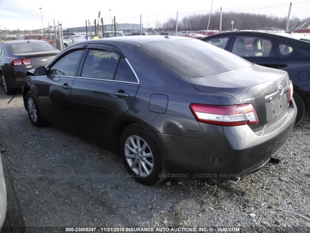 4T1BK3EK8AU112386 - 2010 TOYOTA CAMRY SE/LE/XLE GRAY photo 3