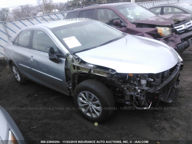 4T1BF1FK9HU413962 - 2017 TOYOTA CAMRY LE/XLE/SE/XSE ვერცხლისფერი ფოტო 1