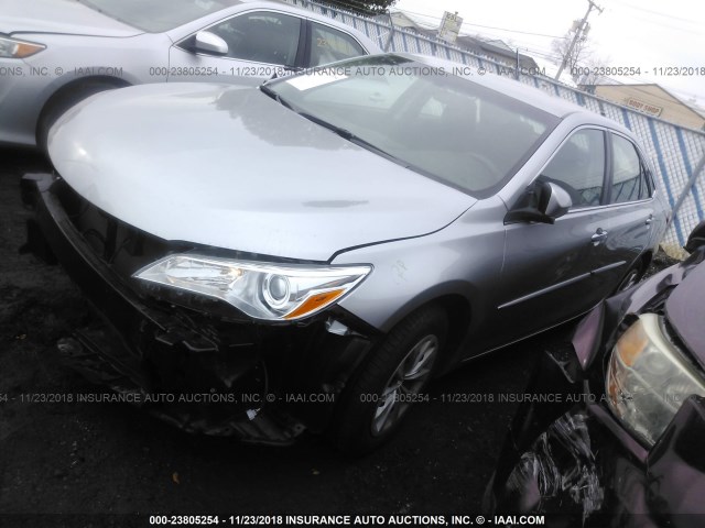 4T1BF1FK9HU413962 - 2017 TOYOTA CAMRY LE/XLE/SE/XSE ვერცხლისფერი ფოტო 2