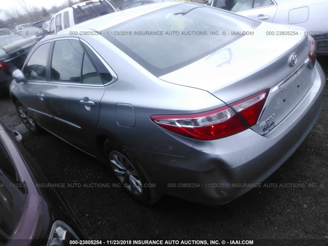 4T1BF1FK9HU413962 - 2017 TOYOTA CAMRY LE/XLE/SE/XSE ვერცხლისფერი ფოტო 3