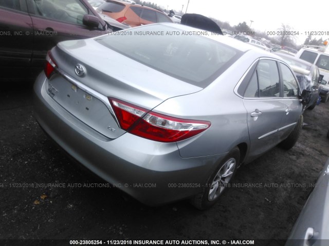 4T1BF1FK9HU413962 - 2017 TOYOTA CAMRY LE/XLE/SE/XSE ვერცხლისფერი ფოტო 4