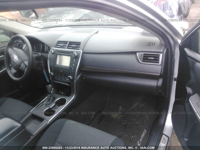 4T1BF1FK9HU413962 - 2017 TOYOTA CAMRY LE/XLE/SE/XSE ვერცხლისფერი ფოტო 5