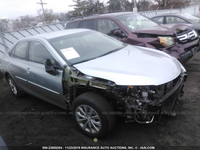 4T1BF1FK9HU413962 - 2017 TOYOTA CAMRY LE/XLE/SE/XSE ვერცხლისფერი ფოტო 6