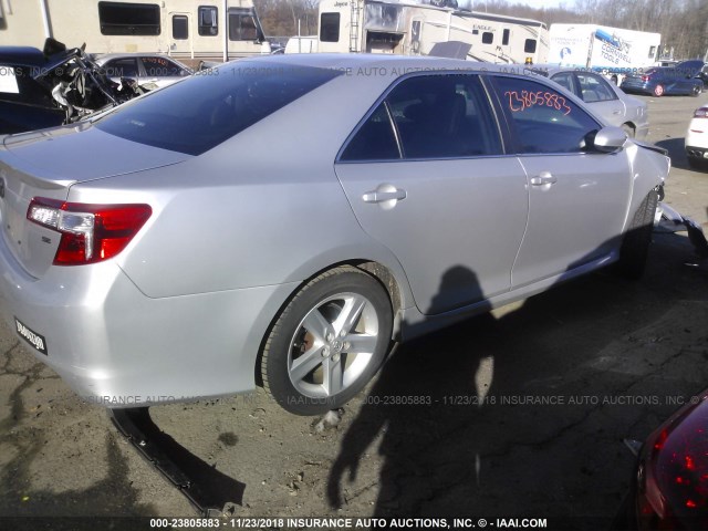 4T1BF1FK6DU271063 - 2013 TOYOTA CAMRY L/SE/LE/XLE 银色 照片 4