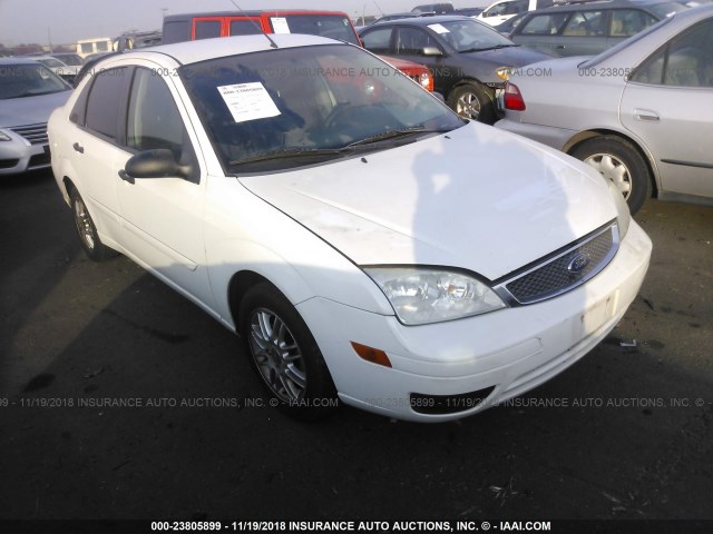 1FAFP34N15W271074 - 2005 FORD FOCUS ZX4 WHITE photo 1