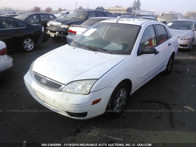 1FAFP34N15W271074 - 2005 FORD FOCUS ZX4 WHITE photo 2