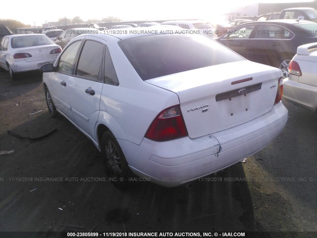 1FAFP34N15W271074 - 2005 FORD FOCUS ZX4 WHITE photo 3