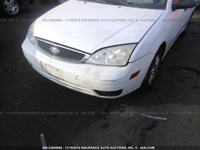 1FAFP34N15W271074 - 2005 FORD FOCUS ZX4 WHITE photo 6