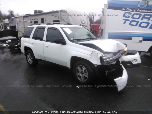 1GNDT13S852252531 - 2005 CHEVROLET TRAILBLAZER LS/LT WHITE photo 1