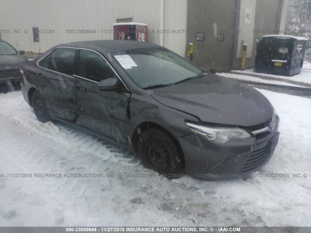 4T4BF1FK3FR450976 - 2015 TOYOTA CAMRY LE/XLE/SE/XSE GRAY photo 1